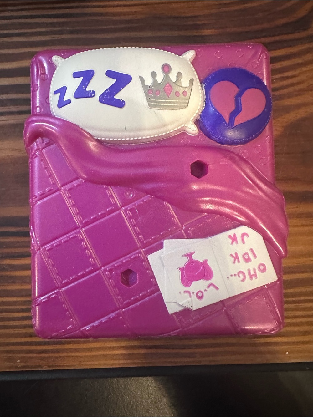 L.O.L. Surprise! Deluxe Present Surprise Series 2 Slumber Party Theme